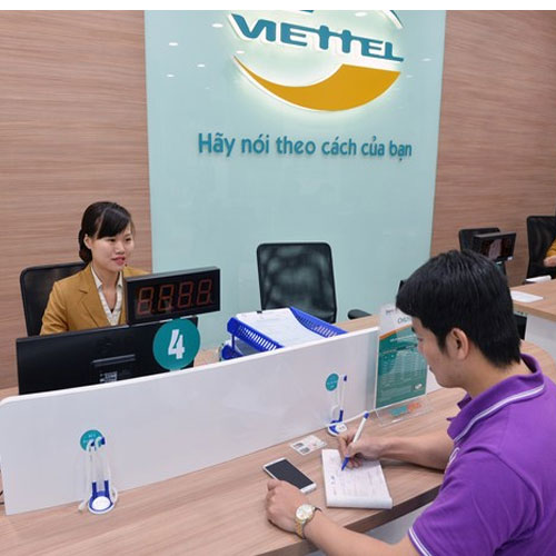 Nhân Viên Cửa hàng Viettel hỗ trợ khách hàng