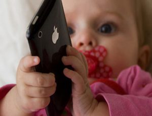 Điện thoại di động mẹ dùng nhưng lại gây hại cho con