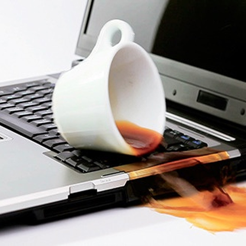 Tránh đổ đồ ăn, chất lỏng lên laptop