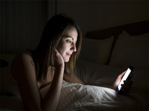 Ứng dụng bảo vệ mắt khi dùng smartphone vào ban đêm